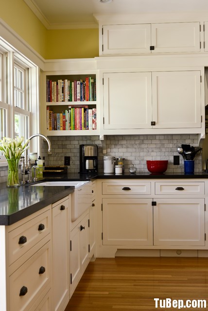tủ bếp có giá sách 1408 Tủ bếp gỗ tự nhiên sơn men trắng – TBB657