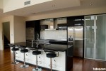 Tủ bếp gỗ Acrylic có đảo màu đen TBT0317