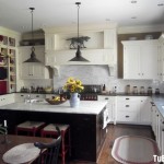 Tủ bếp gỗ tự nhiên sơn men trắng + bàn đảo – TBB564