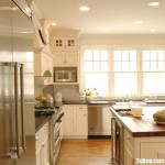 Tủ bếp gỗ tự nhiên sơn men trắng + bàn đảo – TBB656
