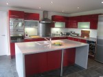Tủ bếp Acrylic màu đỏ chữ L có đảo – TBB0858