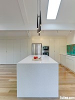 Tủ bếp Melamin màu trắng có đảo cho không gian bếp lớn – TBN3107