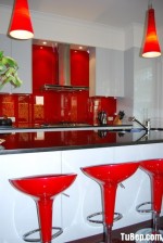 Tủ bếp Acrylic màu trắng có quầy bar nổi bật – TBN3065