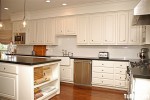 Tủ bếp Sồi sơn trắng chữ L có đảo – TBN3082
