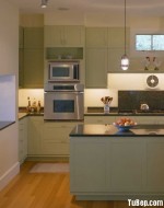 Tủ bếp Sồi thanh nhã với màu xanh cốm chữ L có đảo – TBN3352