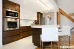 Tủ bếp gỗ Acrylic màu trắng kết hợp vân gỗ chữ I có bàn đảo và hệ khung tủ lạnh – TBT1440
