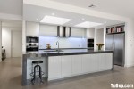 Tủ bếp gỗ Acrylic màu trắng chữ I âm tường có bàn đảo và hệ khung tủ lạnh riêng – TBT1530