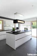 Tủ bếp Acrylic màu trắng thiết kế hiện đại với gam trắng – TBN3707