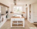 Tủ bếp Pơ mu sơn trắng nhẹ nhàng cho không gian bếp – TBN3804