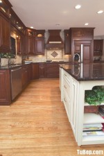 Tủ bếp gỗ Dổi màu vân gỗ phun PU chữ L có bàn đảo và hệ khung tủ lạnh – TBT1681
