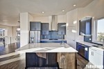 Tủ bếp Laminate ấn tượng với tông màu xanh – TBN4060