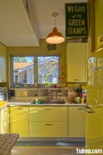 Tủ bếp gỗ sồi hiện đại sơn men mờ nổi bật màu vàng chanh – TBN4001