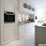 Tủ bếp gỗ tự nhiên sơn men trắng dạng chữ I có bàn đảo phong cách tân cổ điển – TBB 2301
