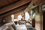 Phòng ngủ mộc mạc từ ván gỗ