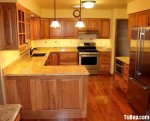 Tủ bếp gỗ Sồi màu vân gỗ chữ U có bàn đảo và hệ khung tủ lạnh riêng – TBT1845