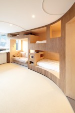 Phòng ngủ tiện nghi kiêm phòng chứa đồ của The H2o Architects
