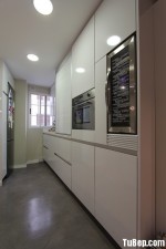 Tủ bếp Acrylic bóng gương trắng nhà thiết kế đụng trần – TBN4356