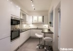 Tủ bếp gỗ Acrylic màu trắng chữ U phù hợp với không gian bếp hẹp – TBT1968
