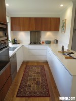 Tủ bếp gỗ Acrylic màu trắng kết hợp vân gỗ chữ U phù hợp với không gian bếp hẹp – TBT1918