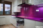 Tủ bếp Acrylic trắng nổi bật trên nền kính cường lựa màu tím – TBN4392