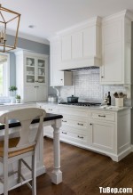 Tủ bếp gỗ tự nhiên sơn men trắng dạng chữ L có bàn đảo phong cách bán cổ điển – TBB 2452