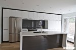 Tủ bếp Laminate màu trắng dạng chữ I có bàn đảo, khung bao tủ lạnh phong cách hiện đại – TBB 2466