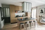 Tủ bếp Laminate màu vân gỗ dạng chữ I có bàn đảo phong cách hiện đại – TBB 2558