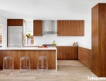 Tủ bếp Laminate màu vân gỗ có hệ khung bao tủ lạnh phong cách hiện đại – TBB 2516