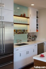 Tủ bếp Acrylic dạng chữ I, màu trắng có khung bao tủ lạnh và đảo – TBB 2624