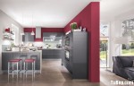 Tủ bếp gỗ Acrylic màu xám sang trọng trên nền tường màu đỏ nổi bật – TBT2179