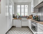 Tủ bếp Acrylic bóng gương tông màu trắng sang trọng – TBN4904