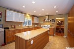 Tủ bếp gỗ công nghiệp laminate có bàn đảo đơn giản – TBN4760