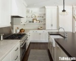 Tủ bếp chất liệu Sồi Mỹ sơn men trắng kết hợp bàn đảo mặt đá sẫm màu tinh tế – TBN4723