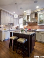 Tủ bếp gỗ Gõ Đỏ được sơn men trắng giúp căn bếp nhỏ thoáng mát hơn – TBT2180