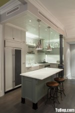 Tủ bếp gỗ Bạch Tùng sơn men trắng chữ L kết hợp với đảo bếp hiện đại và tiện dụng – TBT2227