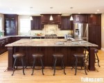 Tủ bếp gỗ Giang Hương màu nâu trầm kết hợp bàn ăn – TBN4912