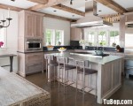 Tủ bếp chất liệu Sồi sơn phủ PU gam màu tự nhiên của gỗ kết hợp bàn đảo cùng gam màu – TBN3556