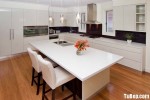 Tủ bếp gỗ Acrylic bóng gương của gam màu trắng làm không bếp của gia đình hiện đại và sang trọng hơn – TBT2314