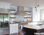 Tủ bếp chất liệu gỗ Sồi Mỹ sơn men trắng kết hợp bàn đảo màu tối nổi bật – TBN5001