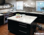 Tủ bếp chất liệu Căm Xe sơn men đen tinh tế kết hợp bàn đảo mặt đá trắng– TBN4952