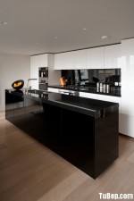 Tủ bếp gỗ Acrylic màu trắng chữ I kết hợp với đảo bếp màu đen nổi bật – TBT2238