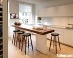 Tủ bếp Acrylic bóng gương gới gam màu trắng sang trọng kết hợp bàn đảo mặt gỗ màu nâu đỏ nổi bật – TBN5014