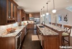 Tủ bếp gỗ Bạch Tùng màu vân gỗ tự nhiên kiểu chữ L phù hợp với không gian bếp lớn – TBT2319