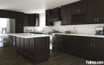 Tủ bếp gỗ Căm Xe màu đen sơn men kiểu chữ L kết hợp với đảo bếp phù hợp với không gian bếp lớn – TBT2395