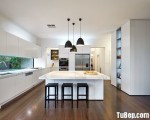 Tủ bếp Acrylic bóng gương gam màu trắng kết hợp bàn đảo mặt đá sang trọng – TBN5071