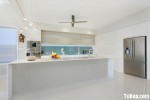 Tủ bếp gỗ Acrylic màu trắng kết hợp xám kiểu chữ L có đảo bếp và hệ khung tủ lạnh – TBT2328