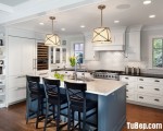 Tủ bếp chất liệu Sồi Mỹ sơn men trắng kết hợp bàn đảo sơn xanh nổi bật – TBN5047