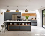 Tủ bếp Acrylic gam màu xám ghi nhẹ nhàng kết hợp bàn đảo tiện lợi– TBN5097
