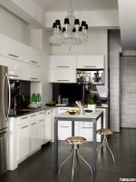 Tủ bếp Acrylic màu trắng bóng gương kết hợp mặt kính ốp tường màu đen tinh tế – TBN4122