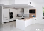 Tủ bếp gỗ Laminate chữ L màu trắng với phong cách sang trọng và hiện đại– TBT2522